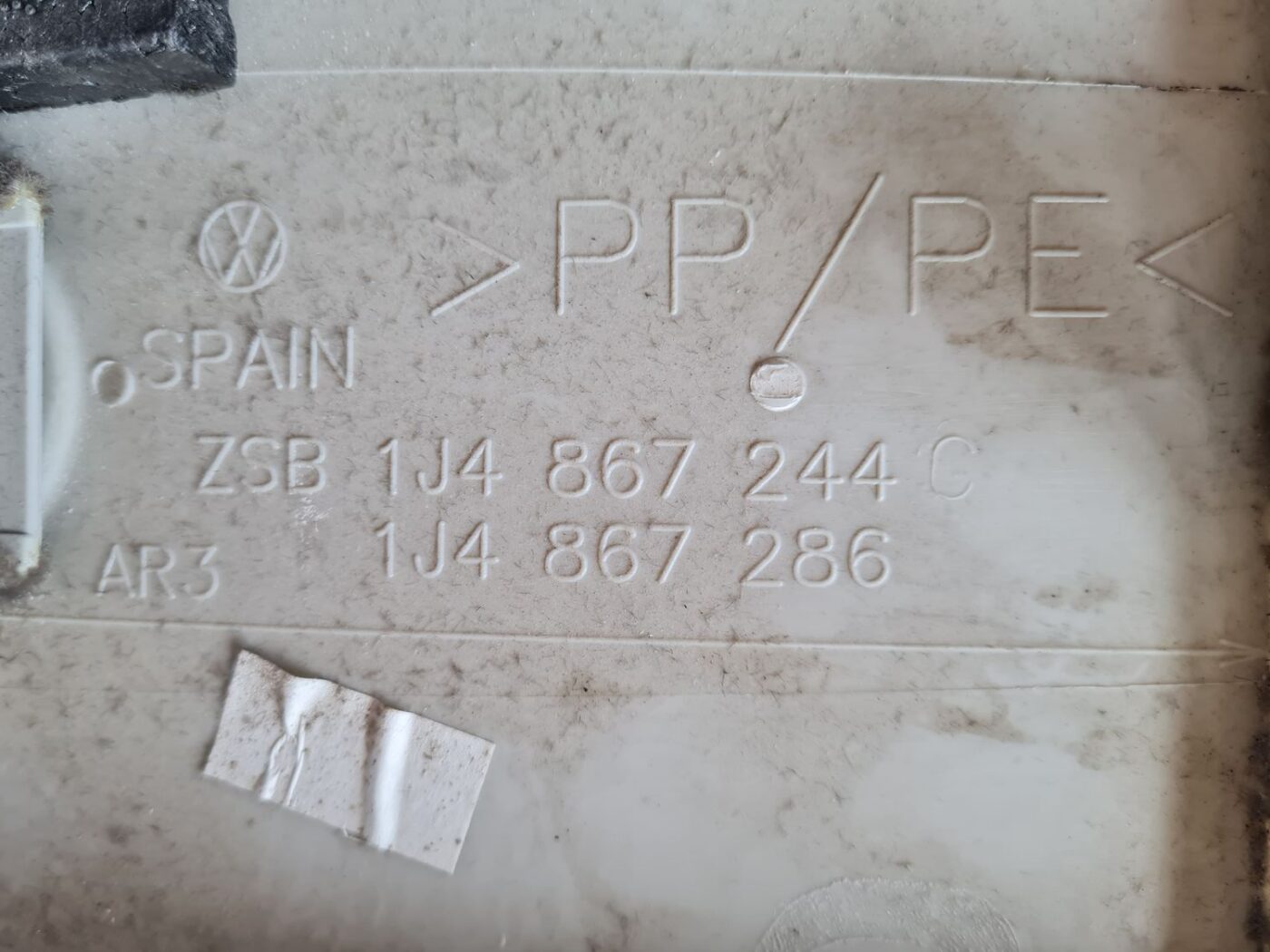 Vidējas salona statnes apdare priekš VW GOLF IV 1999