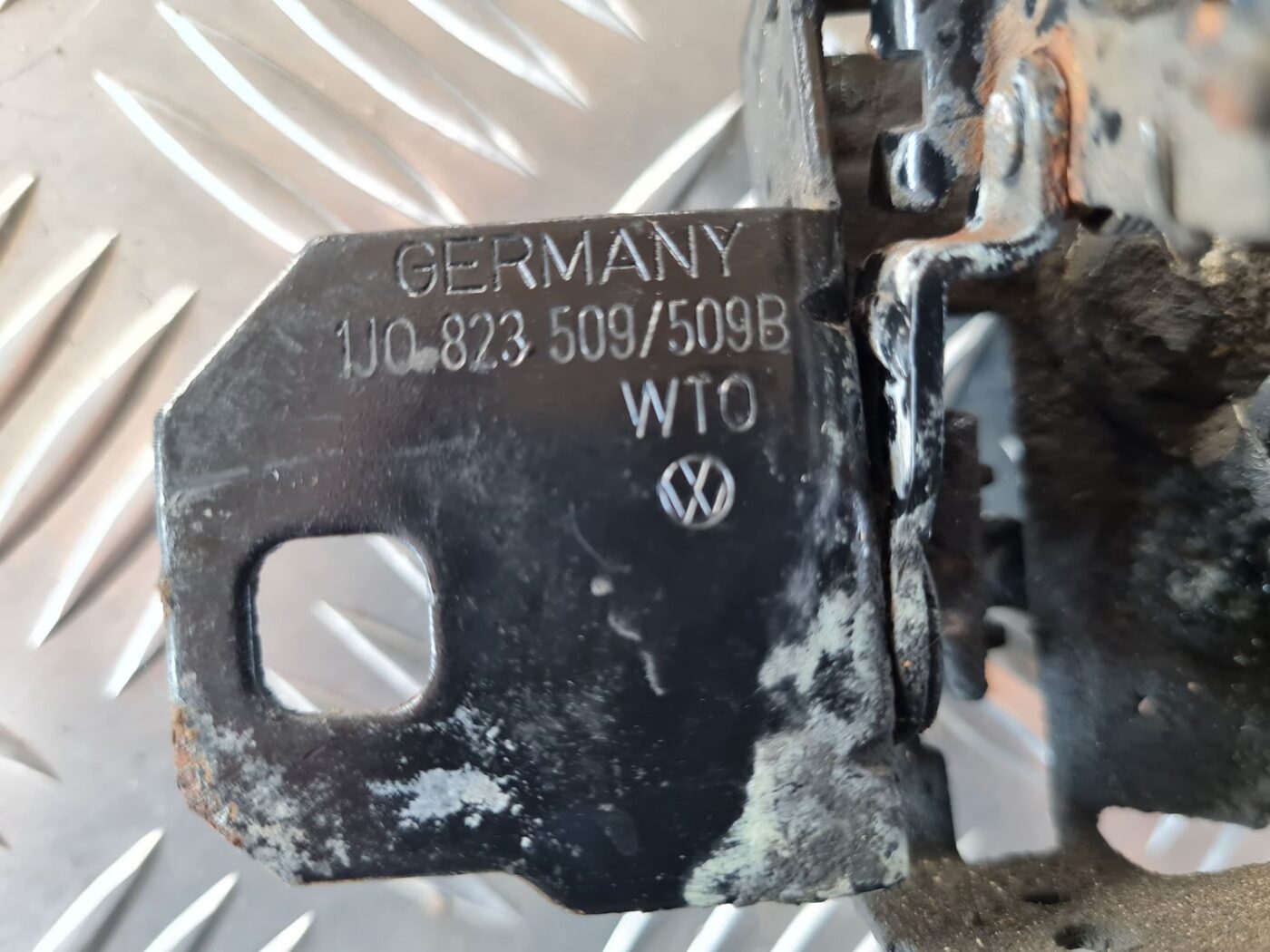 Pārsega slēdzene priekš VW GOLF IV 1999 2 Pārsega slēdzene priekš VW GOLF IV 1999