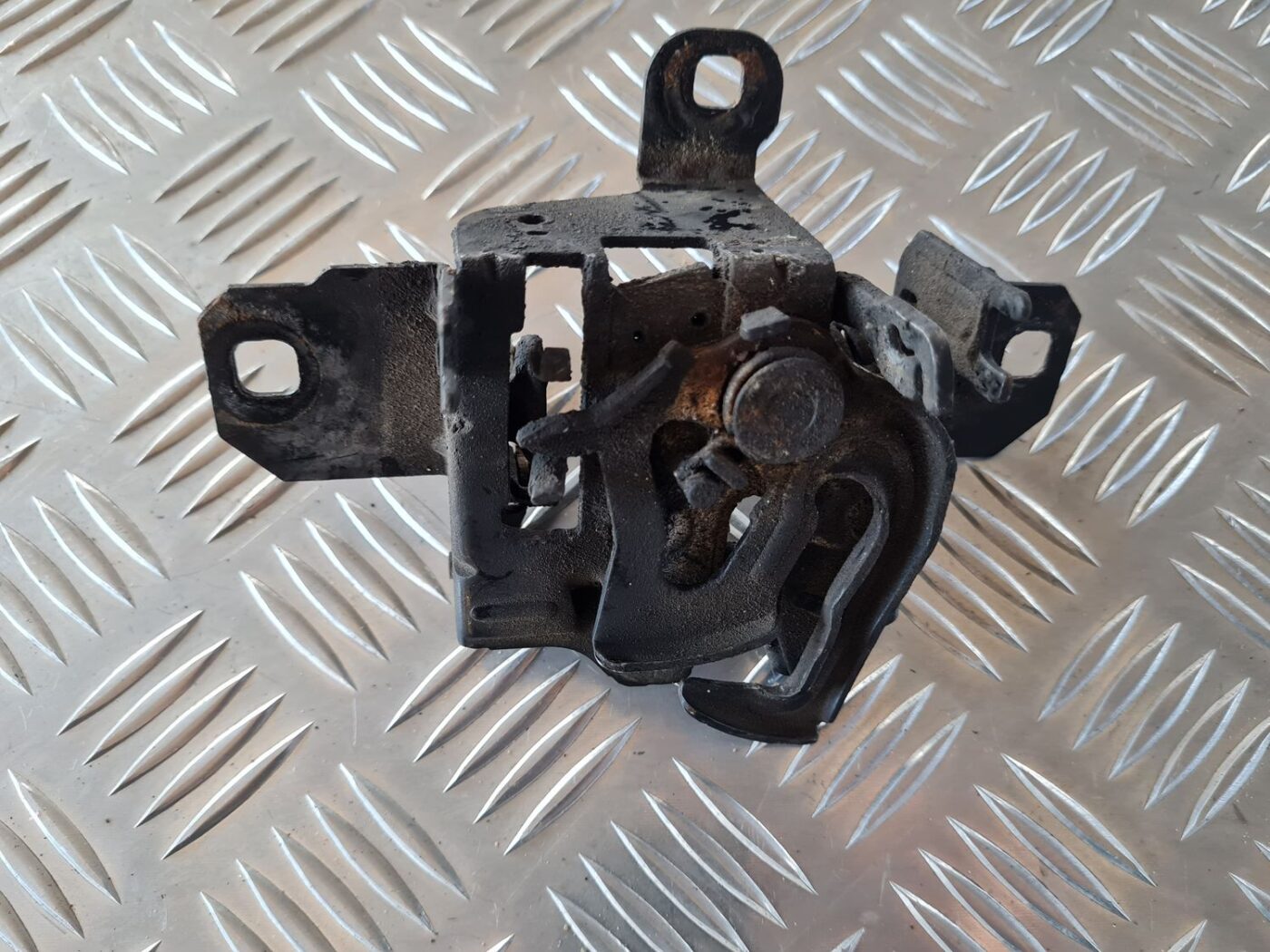 Pārsega slēdzene priekš VW GOLF IV 1999 3 Pārsega slēdzene priekš VW GOLF IV 1999