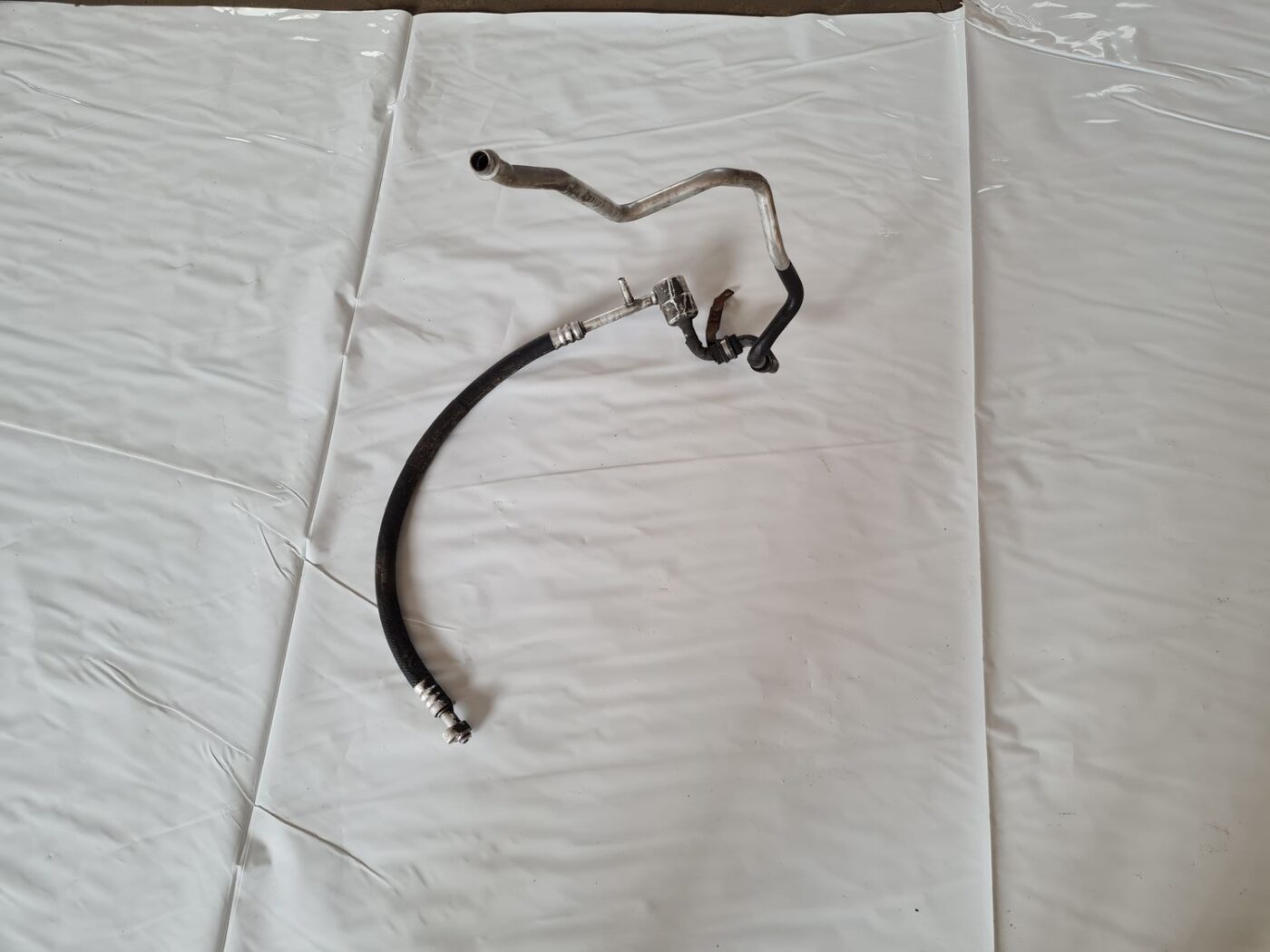 Gaisa kondicioniera galvenā caurule priekš VW GOLF IV 1999 1 Gaisa kondicioniera galvenā caurule priekš VW GOLF IV 1999