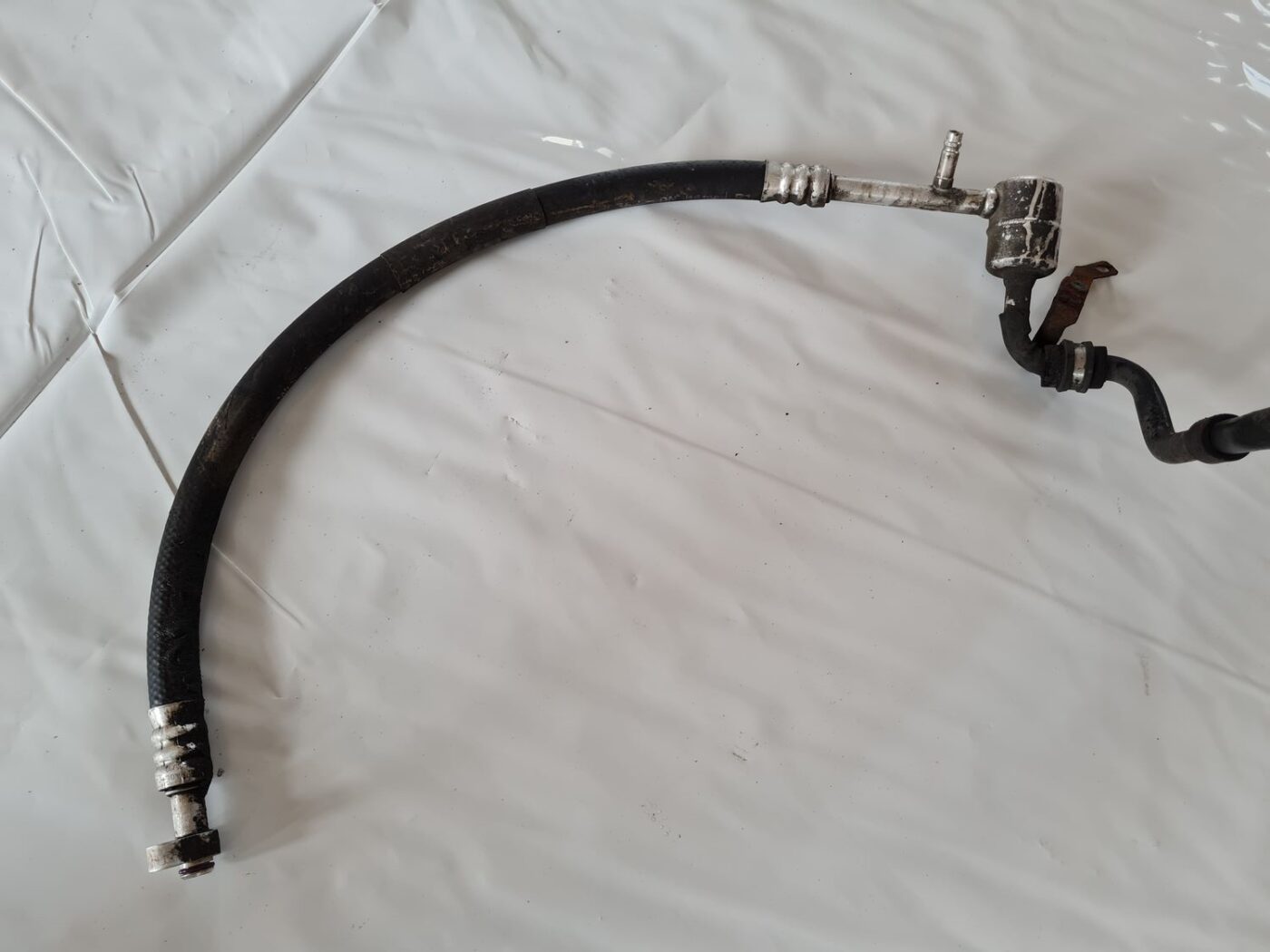 Gaisa kondicioniera galvenā caurule priekš VW GOLF IV 1999 2 Gaisa kondicioniera galvenā caurule priekš VW GOLF IV 1999