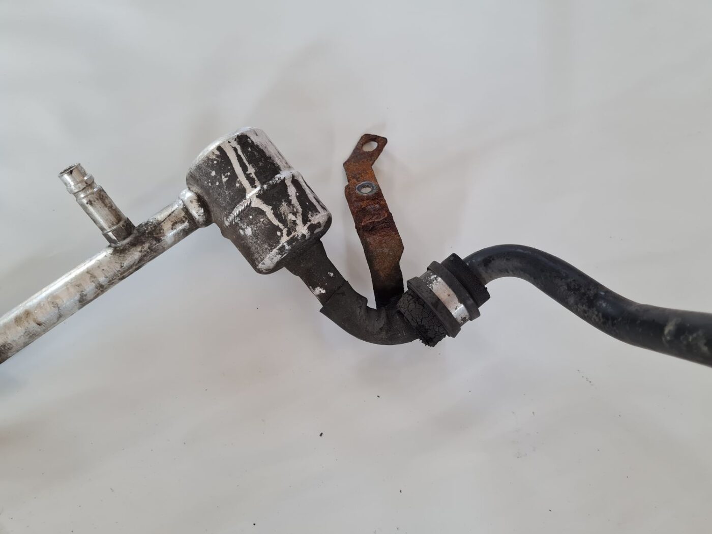 Gaisa kondicioniera galvenā caurule priekš VW GOLF IV 1999 3 Gaisa kondicioniera galvenā caurule priekš VW GOLF IV 1999