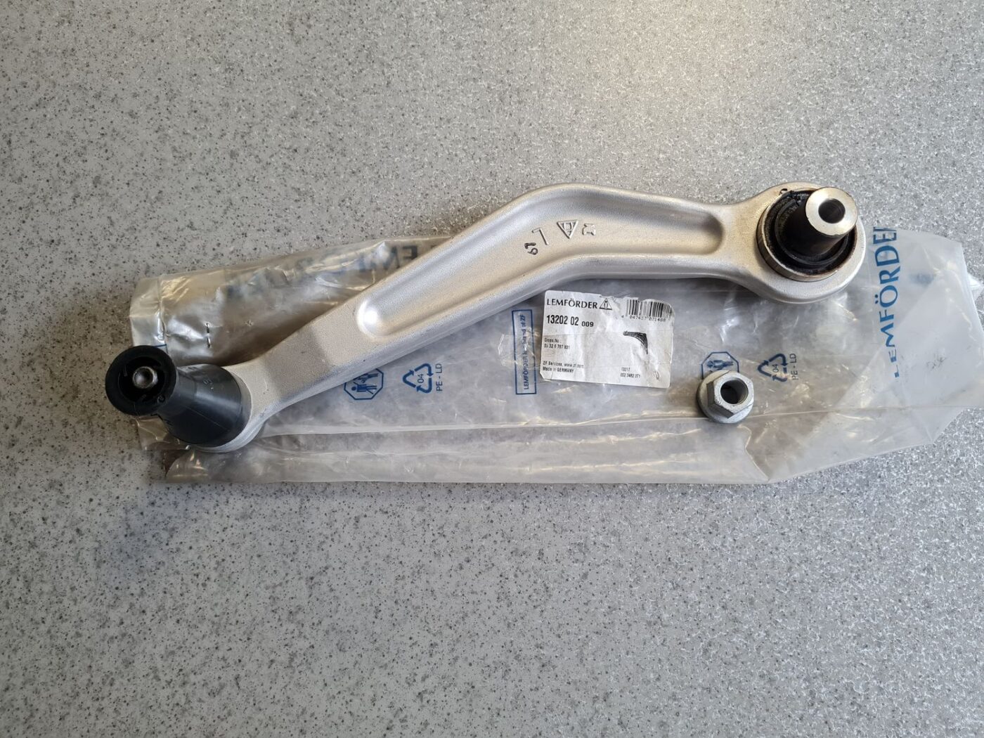 Aizmugures piekares svira priekš