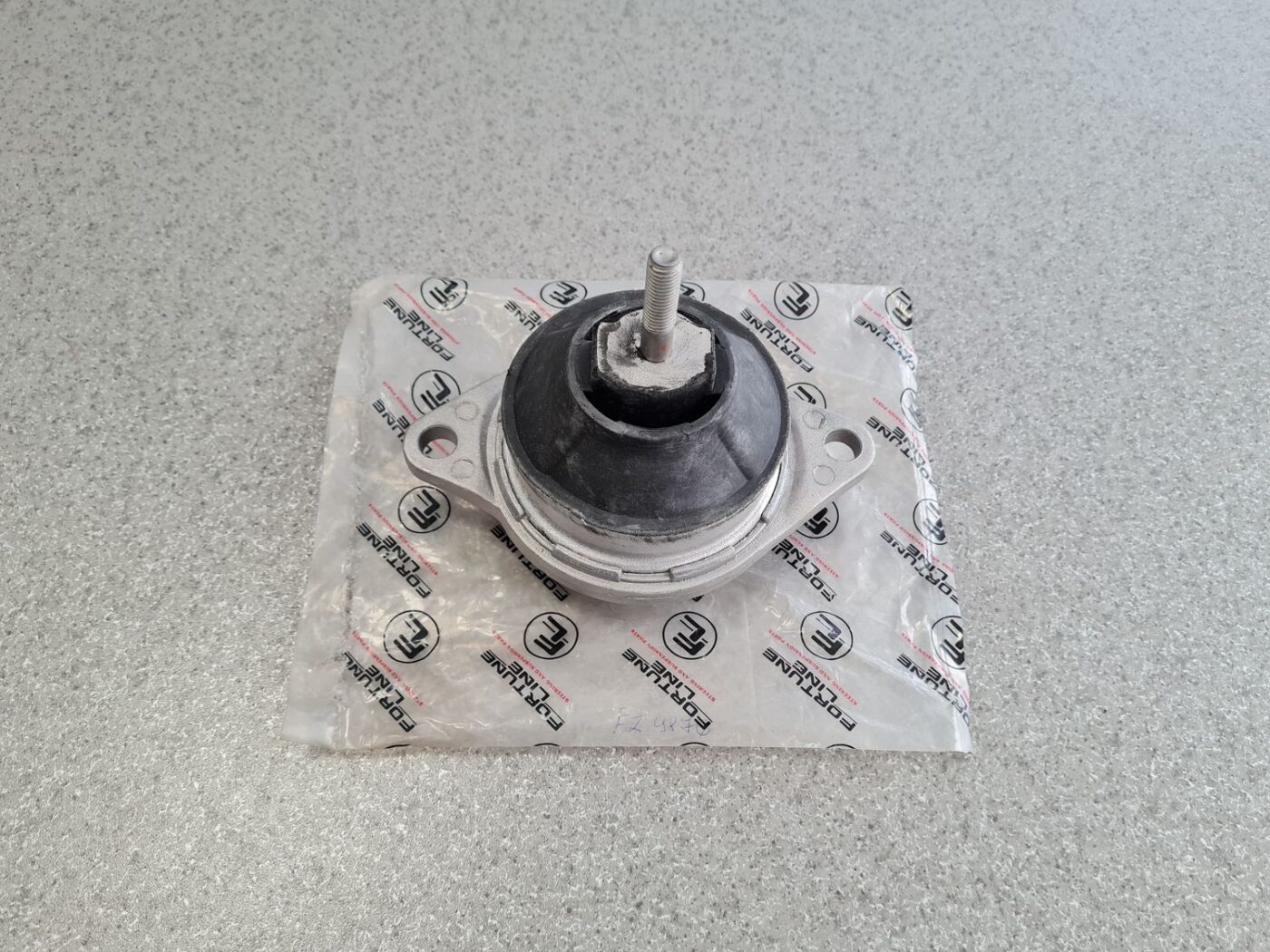 Dzinēja spilvens priekš 1 Dzinēja spilvens priekš