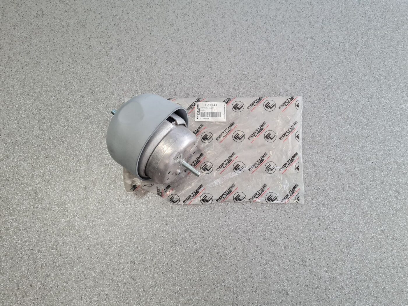 Dzinēja spilvens priekš 1 Dzinēja spilvens priekš