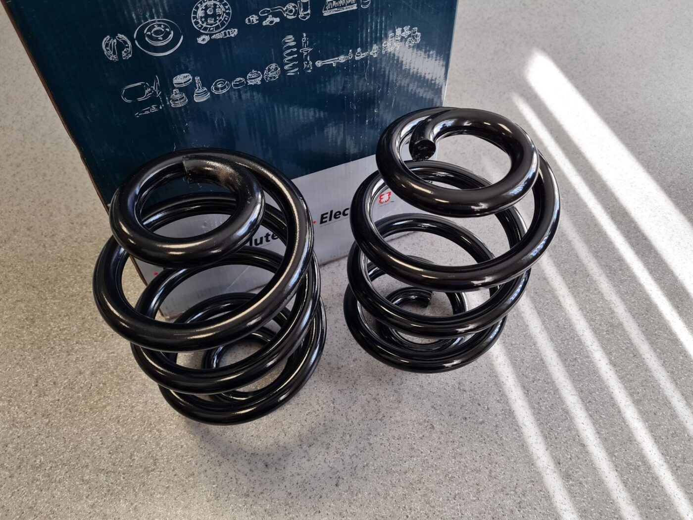 Aizmugurējā atspere priekš 2 Aizmugurējā atspere priekš