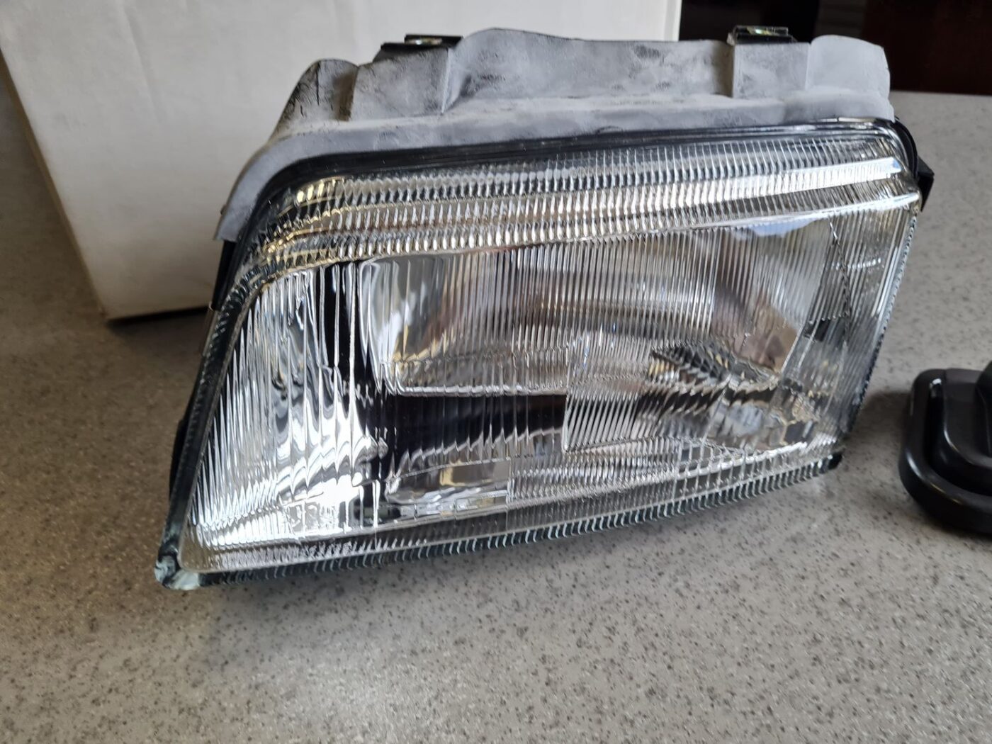 Priekšējais kreisais lukturis priekš