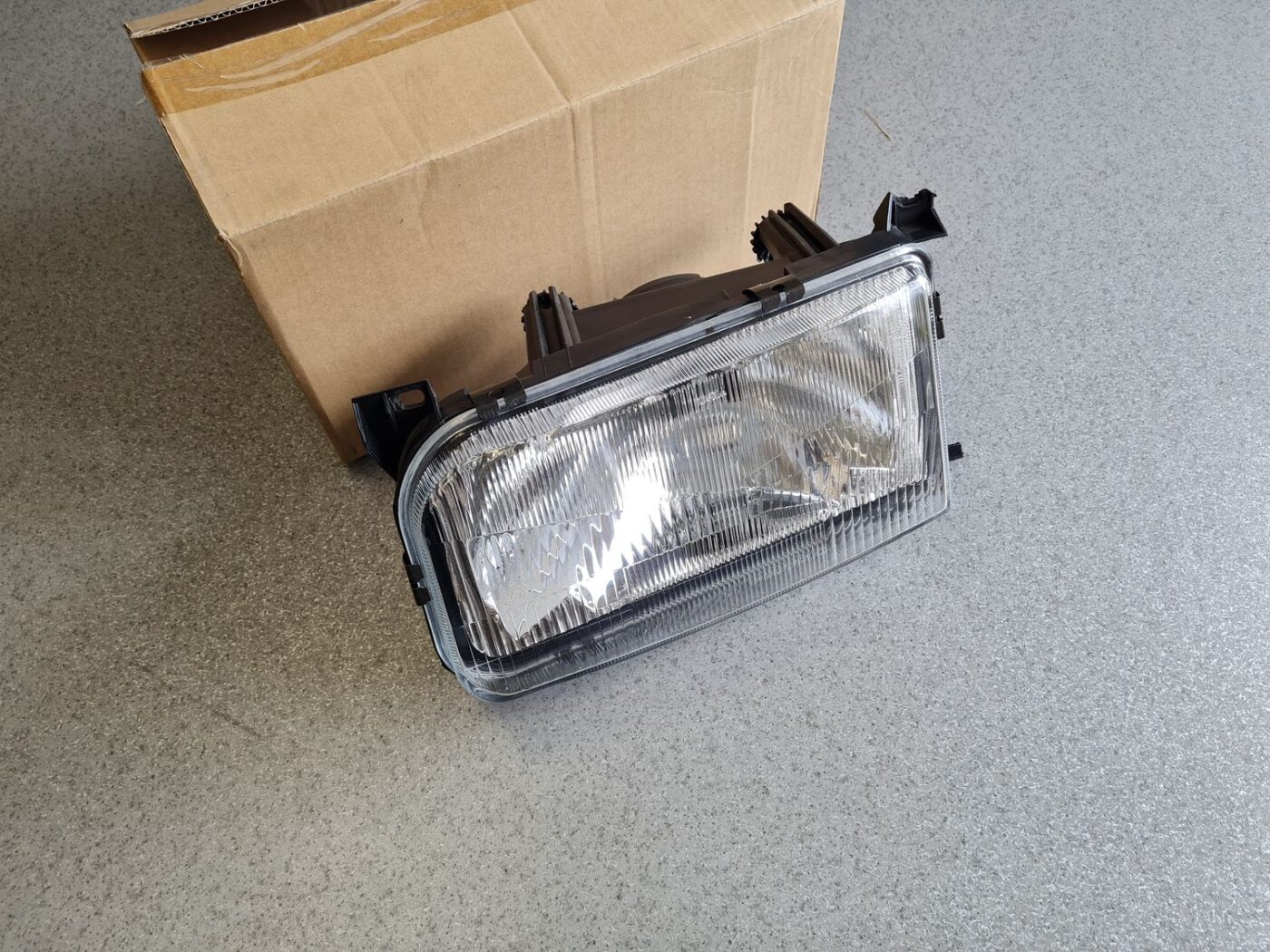 Priekšējais labais lukturis priekš 1 Priekšējais labais lukturis priekš