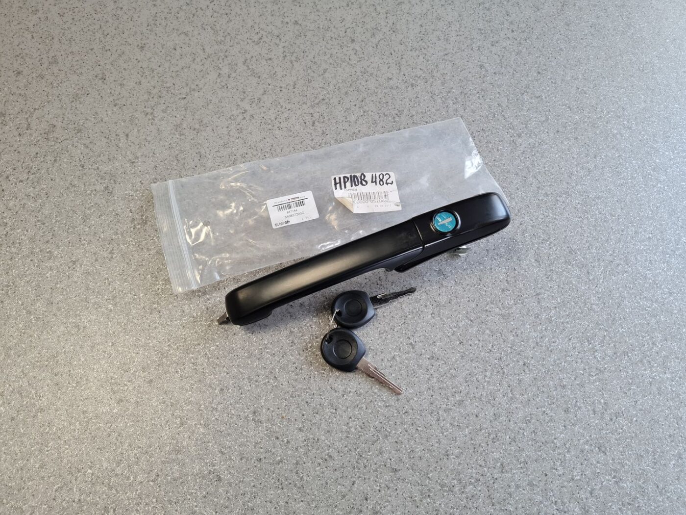 Aizmugurējais kreisais durvju rokturis priekš 1 Aizmugurējais kreisais durvju rokturis priekš