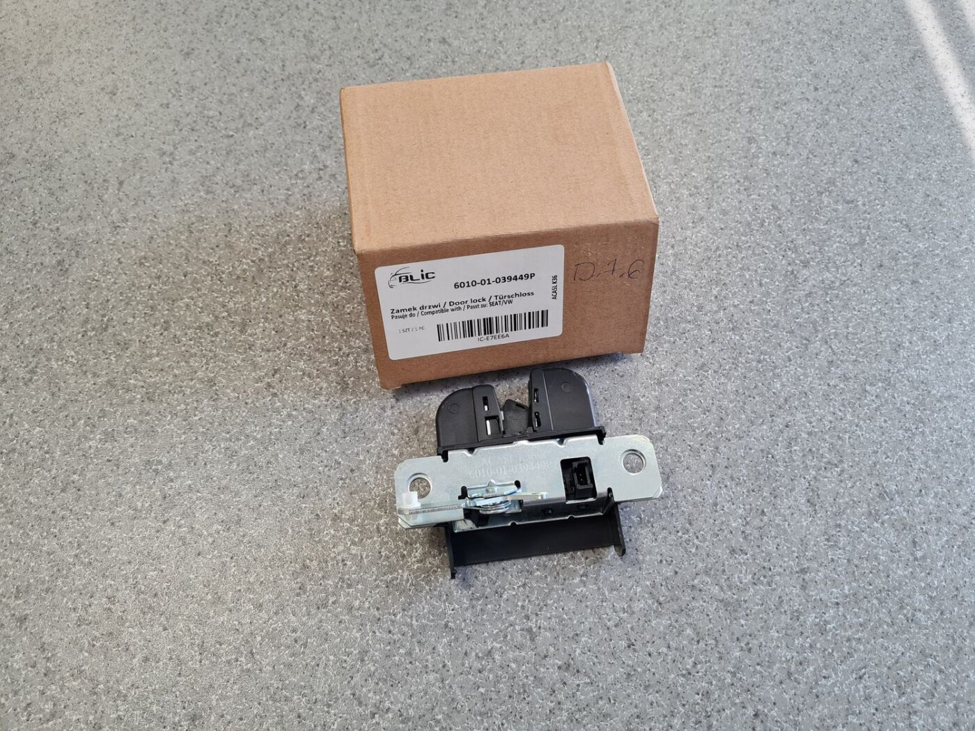 Bagāžnieka vāka slēdzene priekš 1 Bagāžnieka vāka slēdzene priekš