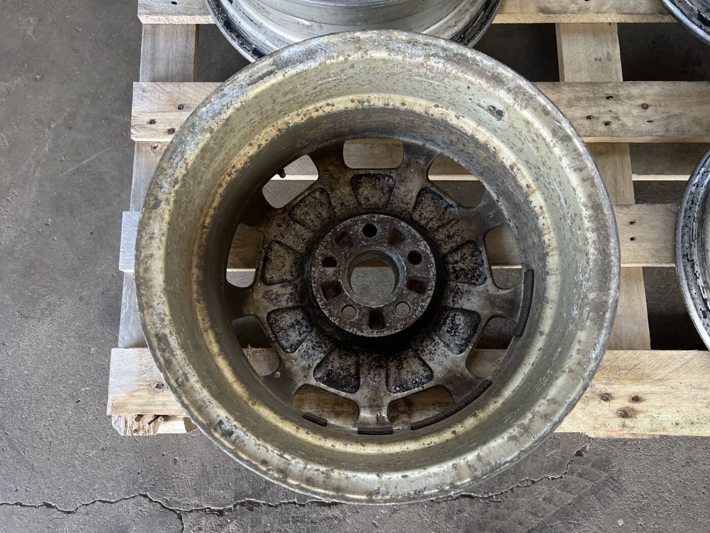 Lietie diski - vieglmetāla (kpl) priekš VW GOLF IV 1999 6 Lietie diski - vieglmetāla (kpl) priekš VW GOLF IV 1999