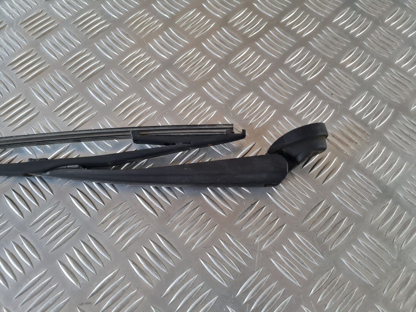 Aizmugurējā loga tīrītāja slotiņa priekš SAAB 9-5 1999 2 Aizmugurējā loga tīrītāja slotiņa priekš SAAB 9-5 1999