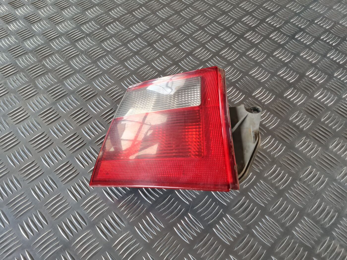 Bagāžnieka vāka kreisais lukturis priekš SAAB 9-5 1999