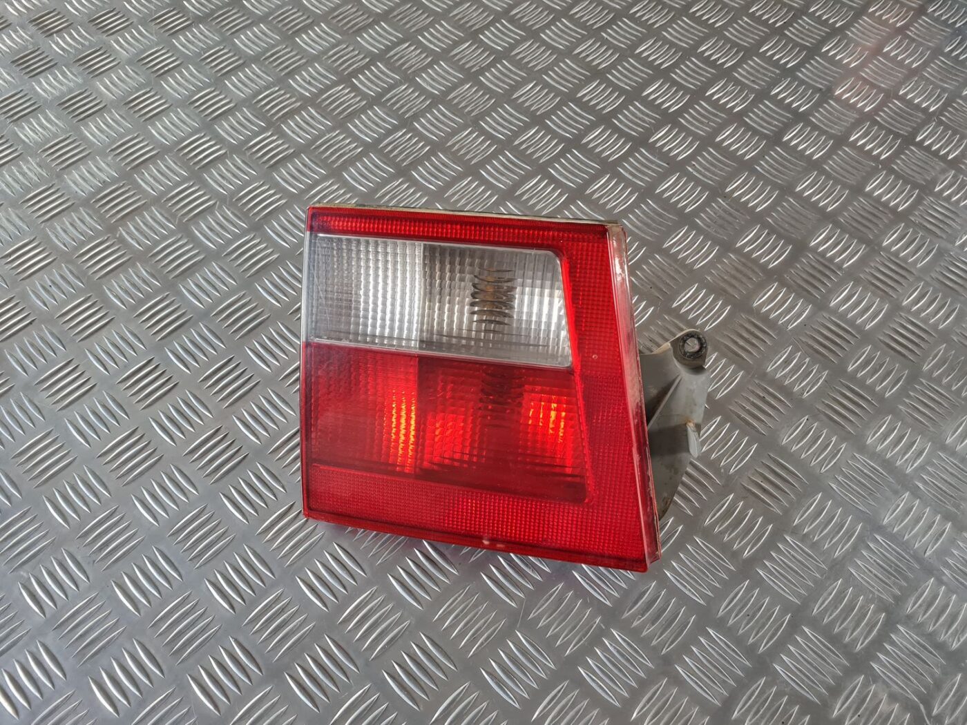 Bagāžnieka vāka kreisais lukturis priekš SAAB 9-5 1999