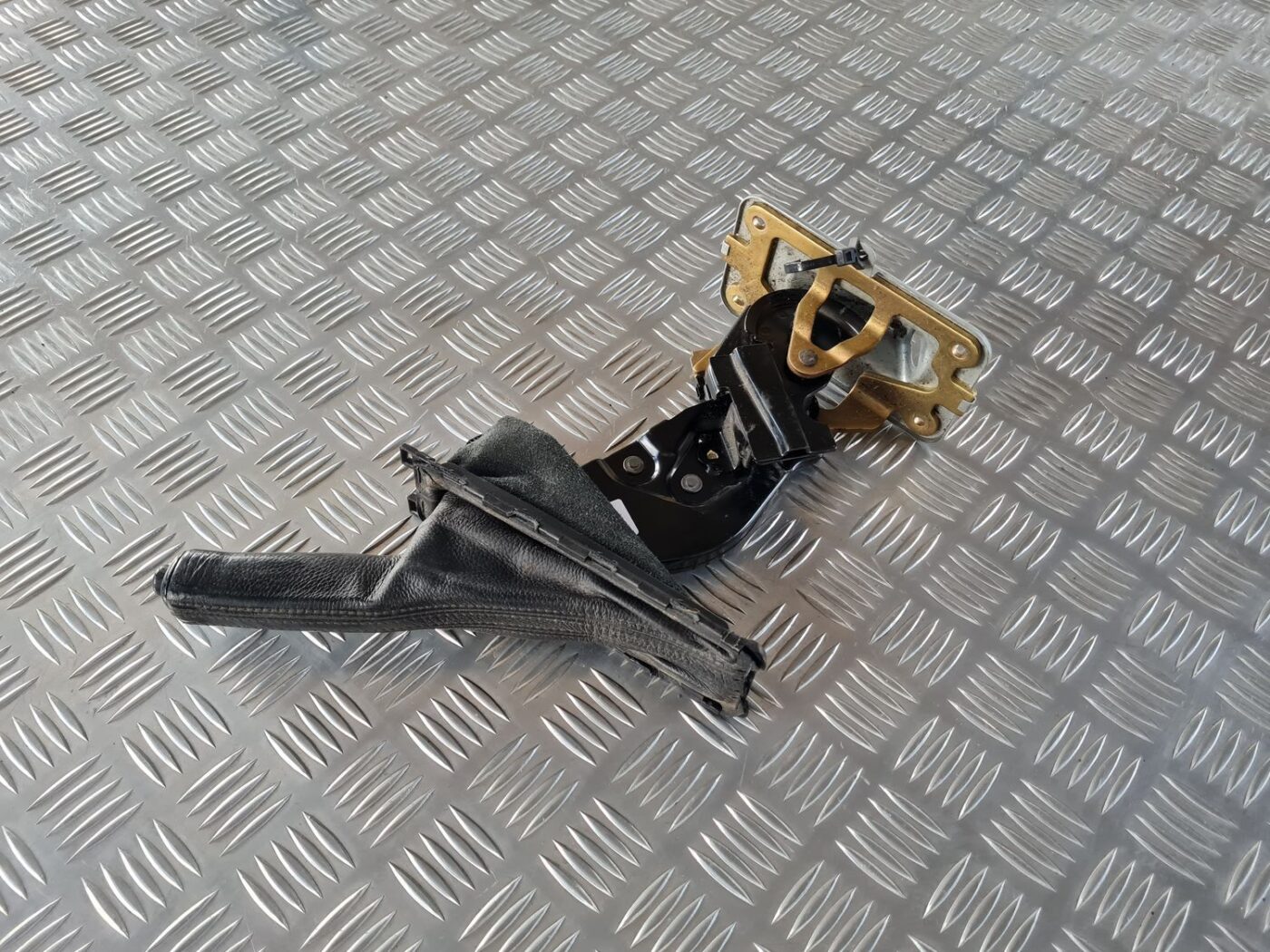 Stāvbremzes svira priekš SAAB 9-5 1999 5 Stāvbremzes svira priekš SAAB 9-5 1999