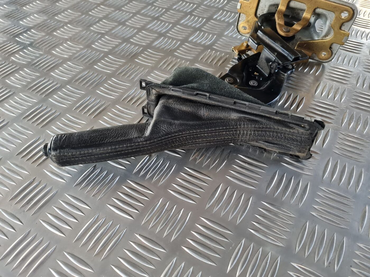 Stāvbremzes svira priekš SAAB 9-5 1999 4 Stāvbremzes svira priekš SAAB 9-5 1999