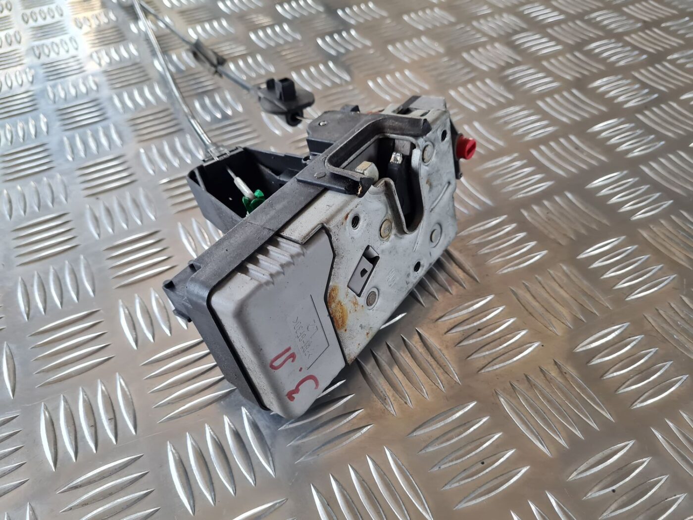 Aizmugurējo kreiso durvju slēdzene priekš SAAB 9-5 1999 2 Aizmugurējo kreiso durvju slēdzene priekš SAAB 9-5 1999