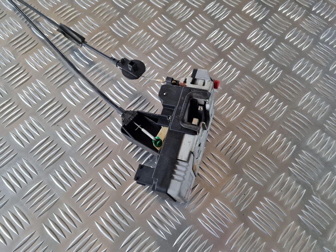 Aizmugurējo kreiso durvju slēdzene priekš SAAB 9-5 1999 4 Aizmugurējo kreiso durvju slēdzene priekš SAAB 9-5 1999