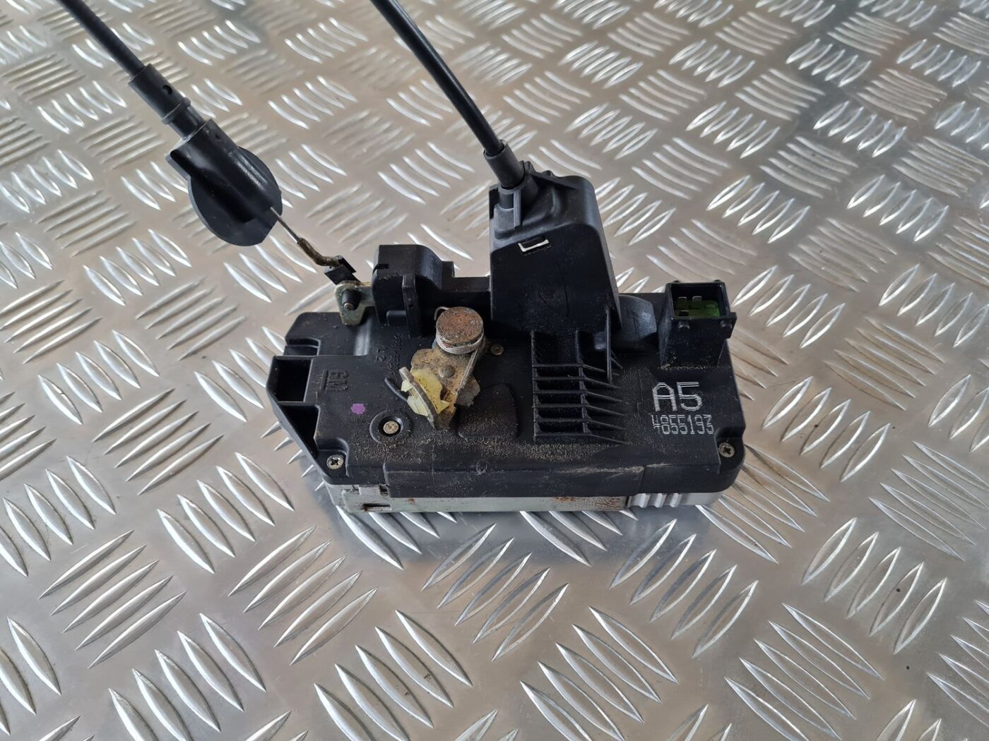 Aizmugurējo kreiso durvju slēdzene priekš SAAB 9-5 1999 3 Aizmugurējo kreiso durvju slēdzene priekš SAAB 9-5 1999