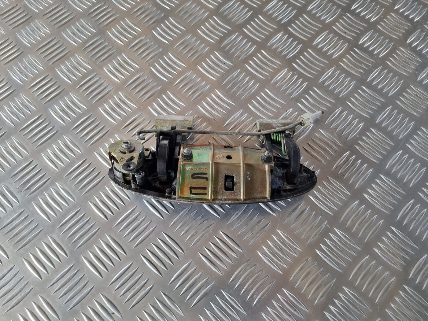 Priekšējāis kreisais durvju rokturis priekš SAAB 9-5 1999 2 Priekšējāis kreisais durvju rokturis priekš SAAB 9-5 1999