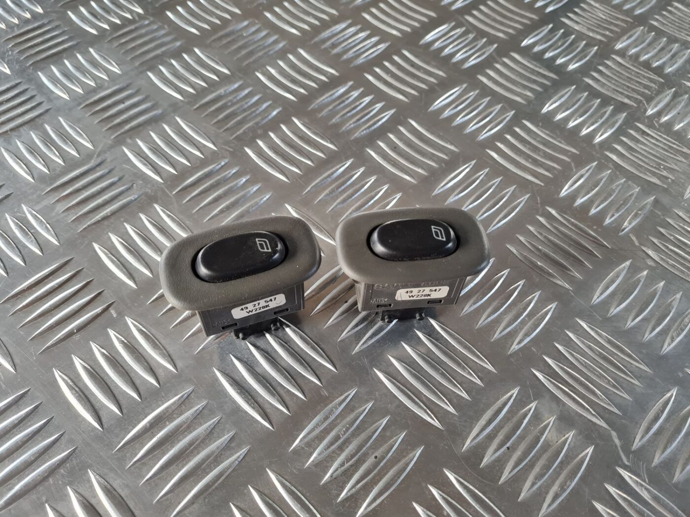 Stikla pacelšanas poga priekš SAAB 9-5 1999 1 Stikla pacelšanas poga priekš SAAB 9-5 1999