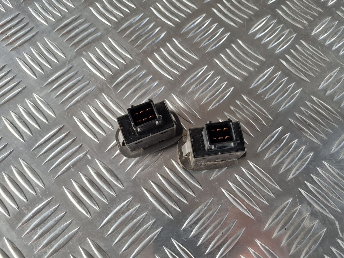 Stikla pacelšanas poga priekš SAAB 9-5 1999 3 Stikla pacelšanas poga priekš SAAB 9-5 1999