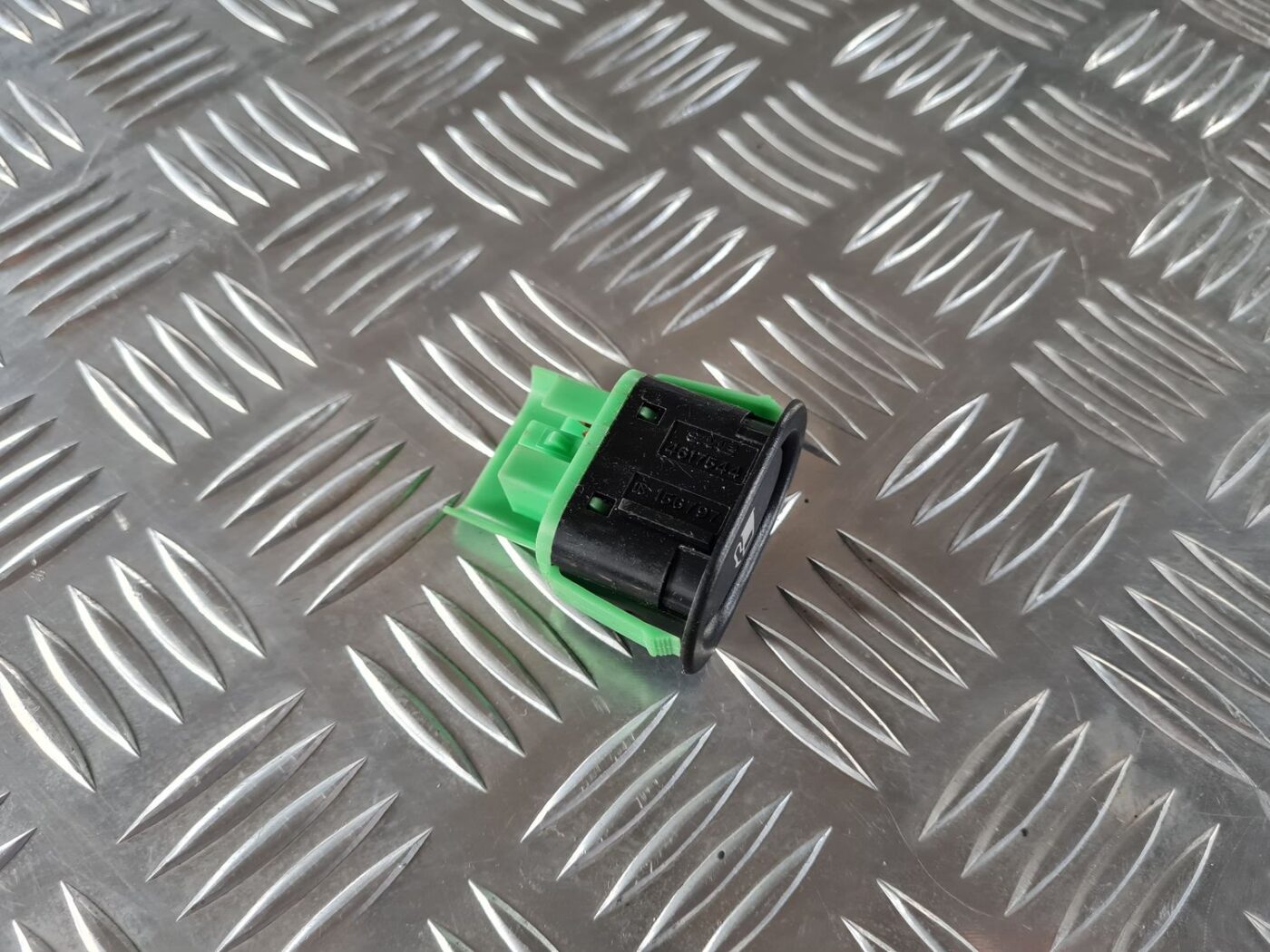 Degvielas tvertnes atvēršanas poga priekš SAAB 9-5 1999 2 Degvielas tvertnes atvēršanas poga priekš SAAB 9-5 1999