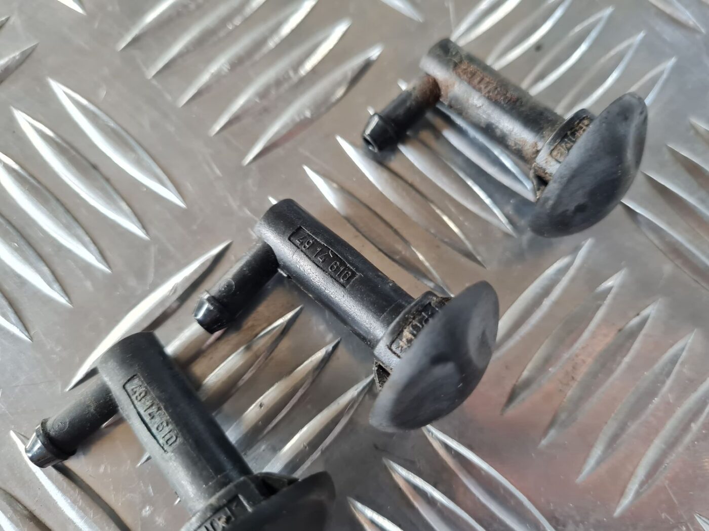 Vējstikla mazgāšanas šķidruma sprausla priekš SAAB 9-5 1999