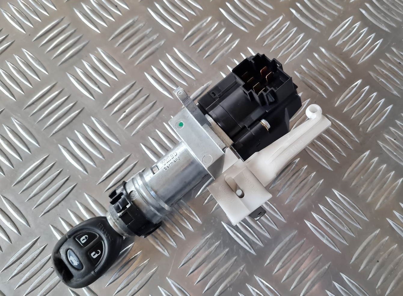 Aizdedzes slēdzene priekš SAAB 9-5 1999