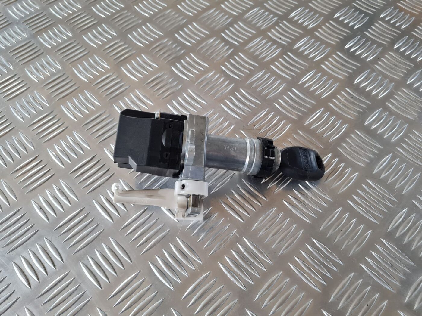 Aizdedzes slēdzene priekš SAAB 9-5 1999