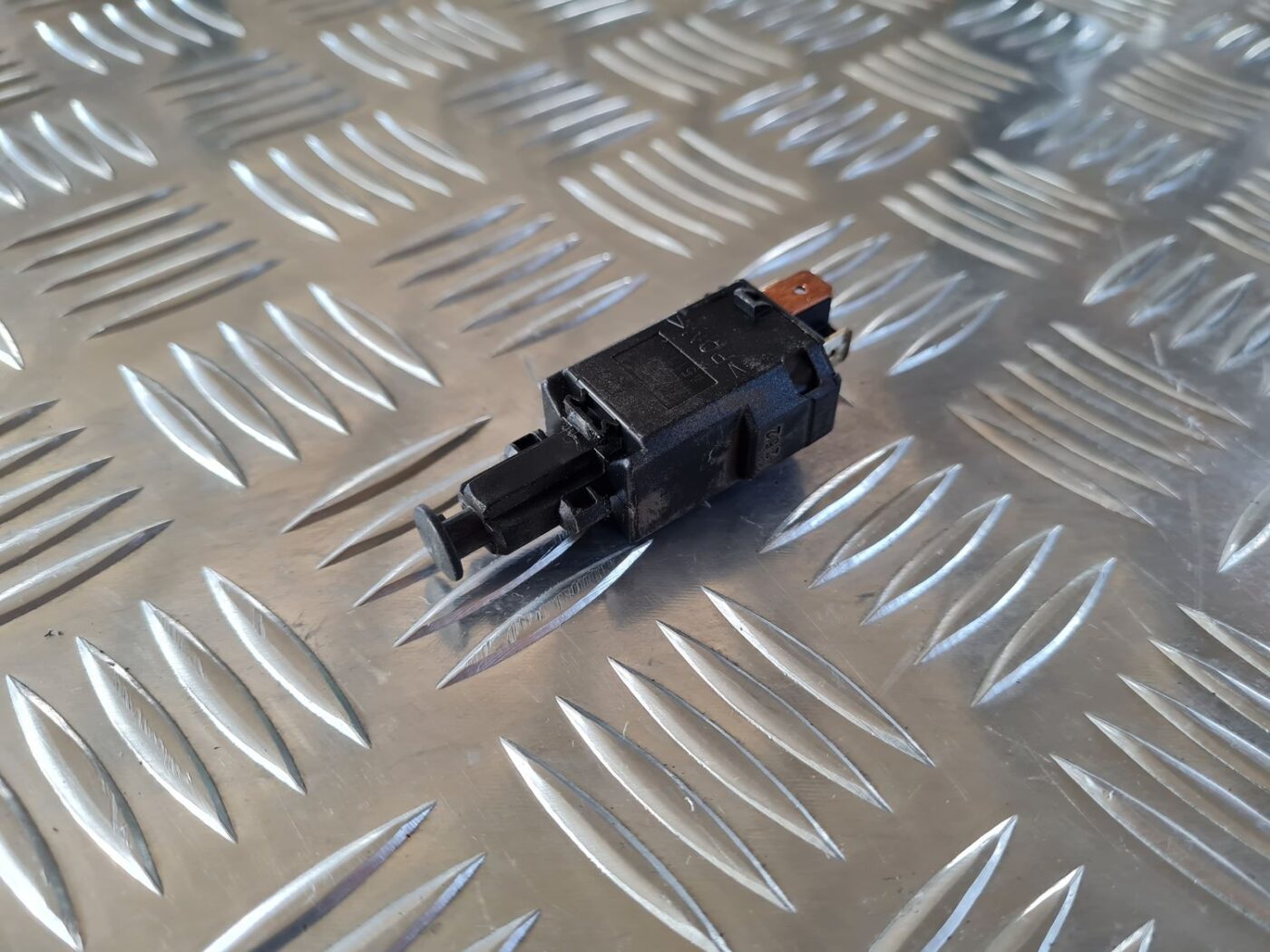 Bremžu signāla slēdzis priekš SAAB 9-5 1999 2 Bremžu signāla slēdzis priekš SAAB 9-5 1999