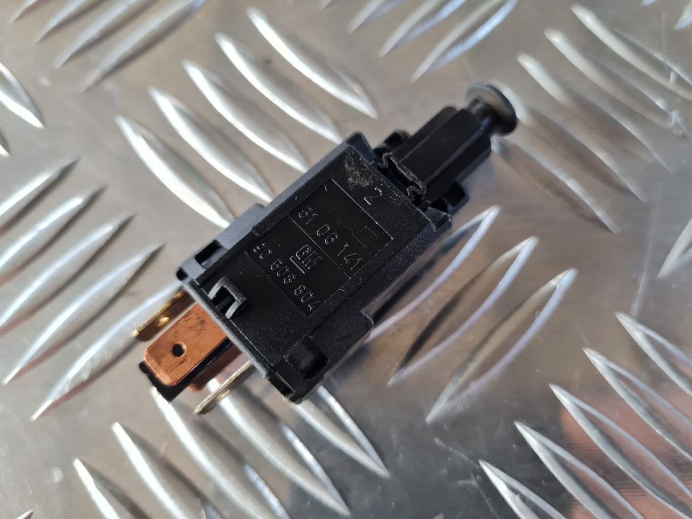 Bremžu signāla slēdzis priekš SAAB 9-5 1999 3 Bremžu signāla slēdzis priekš SAAB 9-5 1999