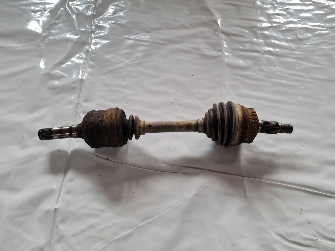 Pusass priekšējā kreisā priekš SAAB 9-5 1999 1 Pusass priekšējā kreisā priekš SAAB 9-5 1999