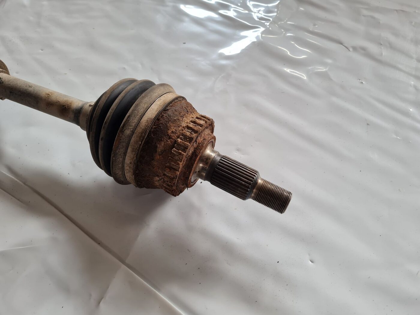 Pusass priekšējā kreisā priekš SAAB 9-5 1999 3 Pusass priekšējā kreisā priekš SAAB 9-5 1999