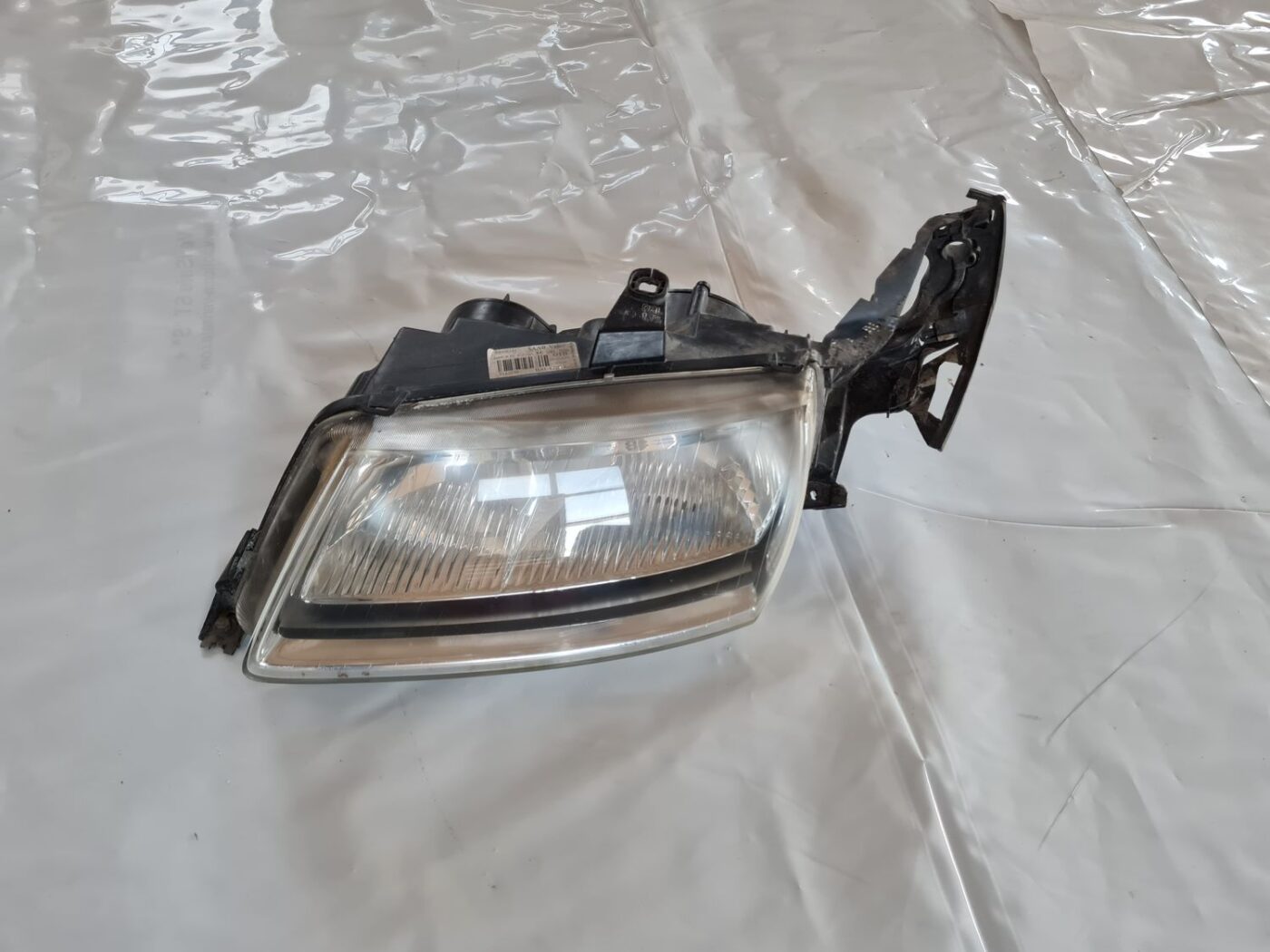 Priekšējais kreisais lukturis priekš SAAB 9-5 1999 1 Priekšējais kreisais lukturis priekš SAAB 9-5 1999