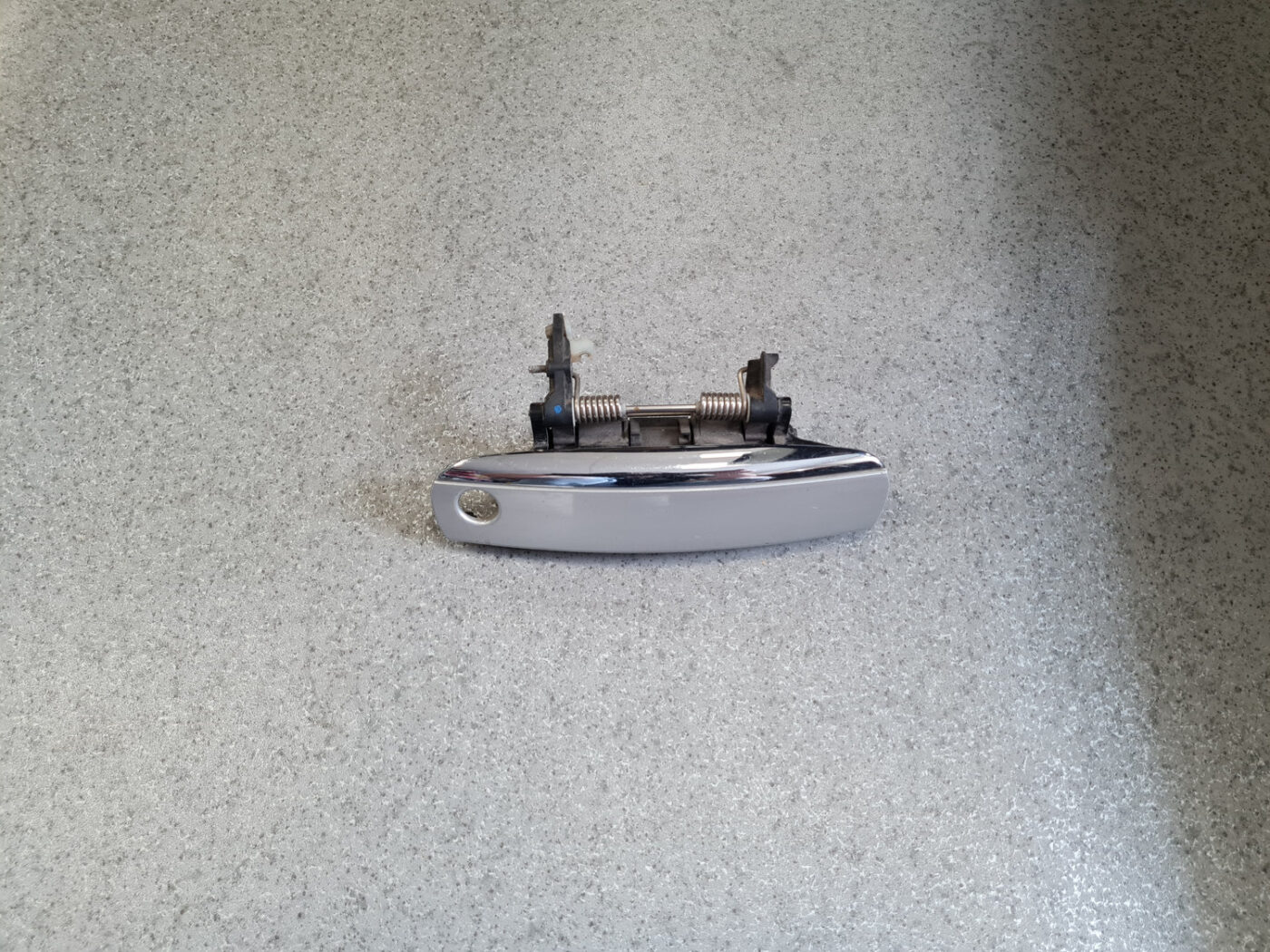 Priekšējāis labais durvju rokturis priekš AUDI A6 AVANT 2006 1 Priekšējāis labais durvju rokturis priekš AUDI A6 AVANT 2006