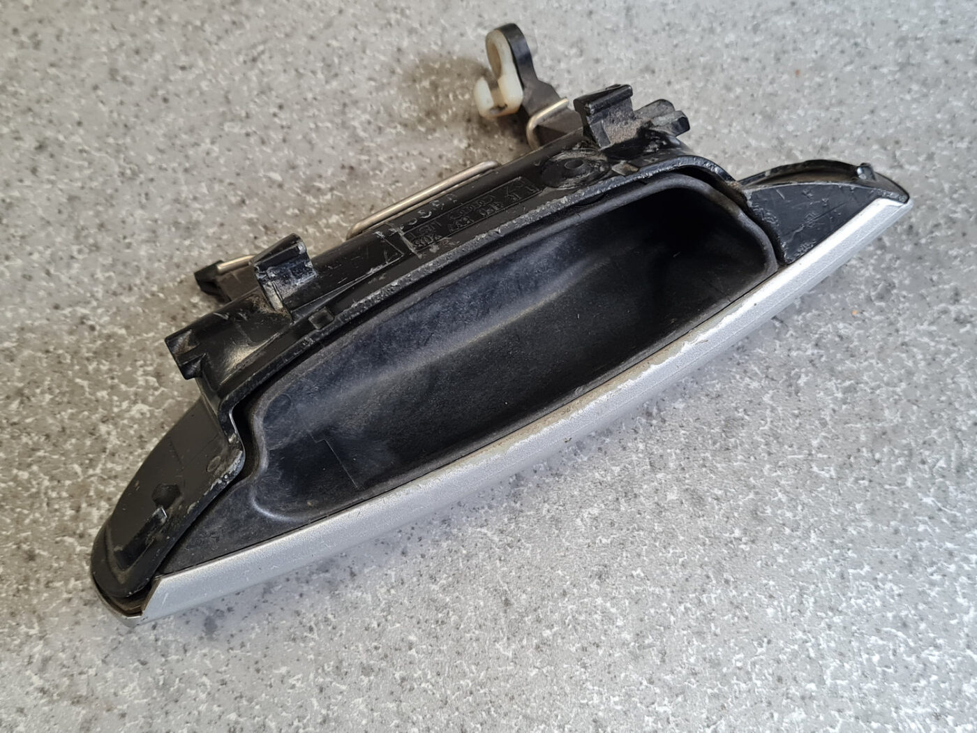 Priekšējāis labais durvju rokturis priekš AUDI A6 AVANT 2006 7 Priekšējāis labais durvju rokturis priekš AUDI A6 AVANT 2006