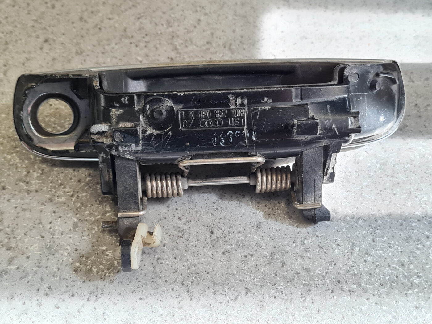 Priekšējāis labais durvju rokturis priekš AUDI A6 AVANT 2006 5 Priekšējāis labais durvju rokturis priekš AUDI A6 AVANT 2006