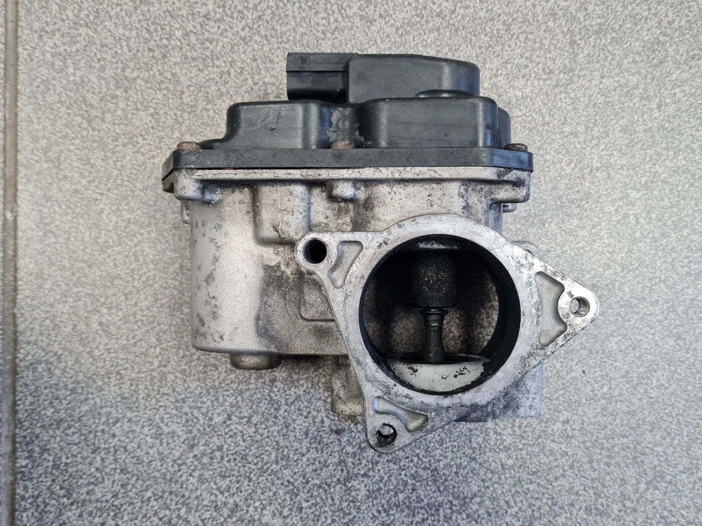 EGR vārsts priekš VW PASSAT B6 2008 ANGL. 8 EGR vārsts priekš VW PASSAT B6 2008 ANGL.