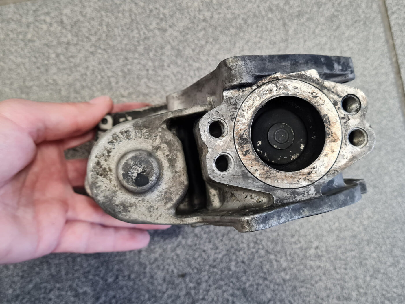 EGR vārsts priekš VW PASSAT B6 2008 ANGL. 7 EGR vārsts priekš VW PASSAT B6 2008 ANGL.