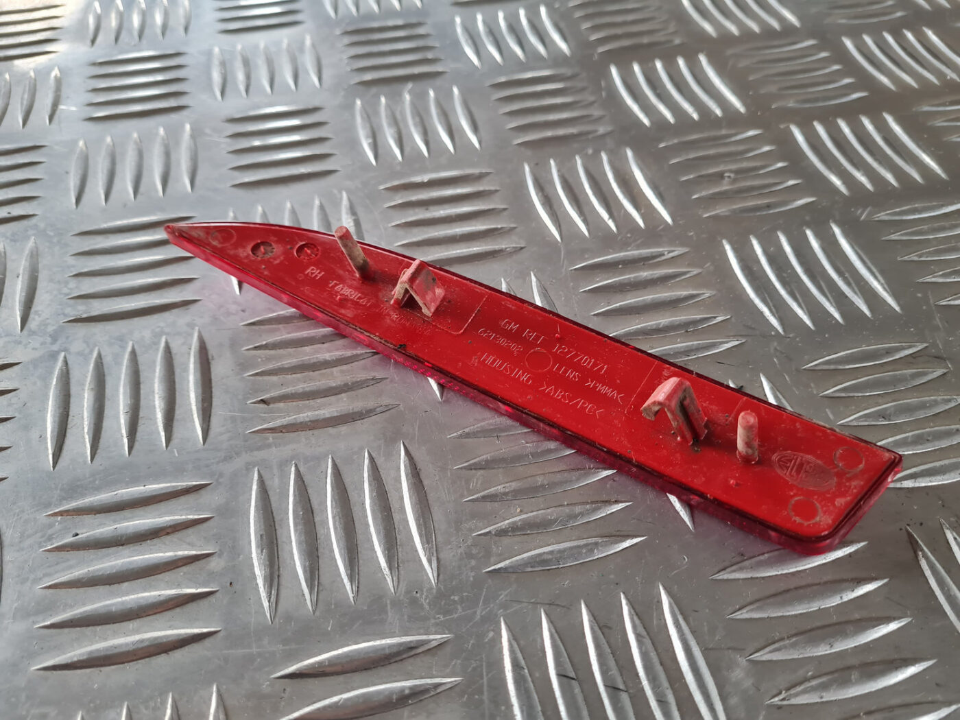 Aizmugurējais atstarotājs priekš SAAB 9-3 2009 4 Aizmugurējais atstarotājs priekš SAAB 9-3 2009