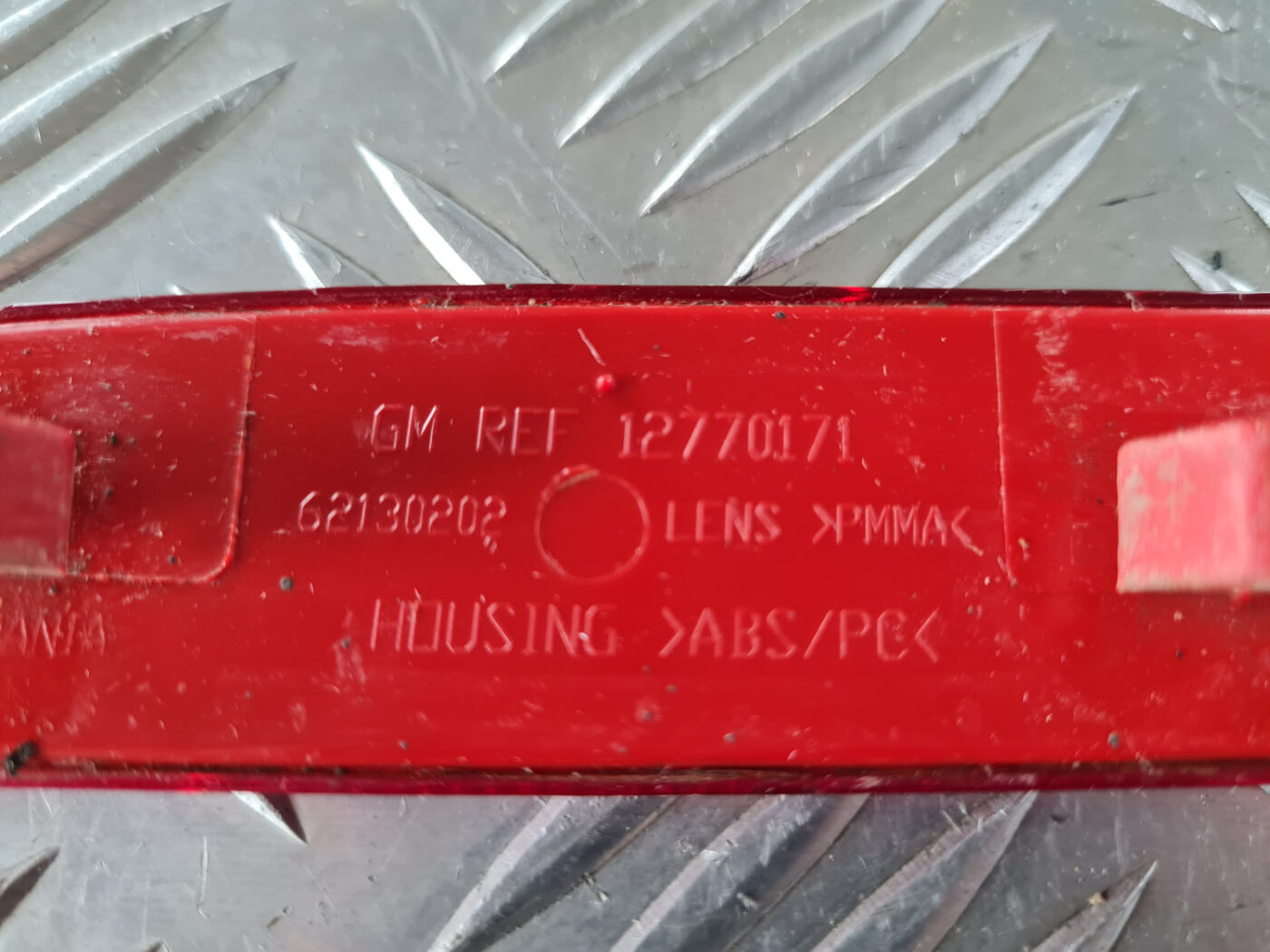 Aizmugurējais atstarotājs priekš SAAB 9-3 2009 3 Aizmugurējais atstarotājs priekš SAAB 9-3 2009