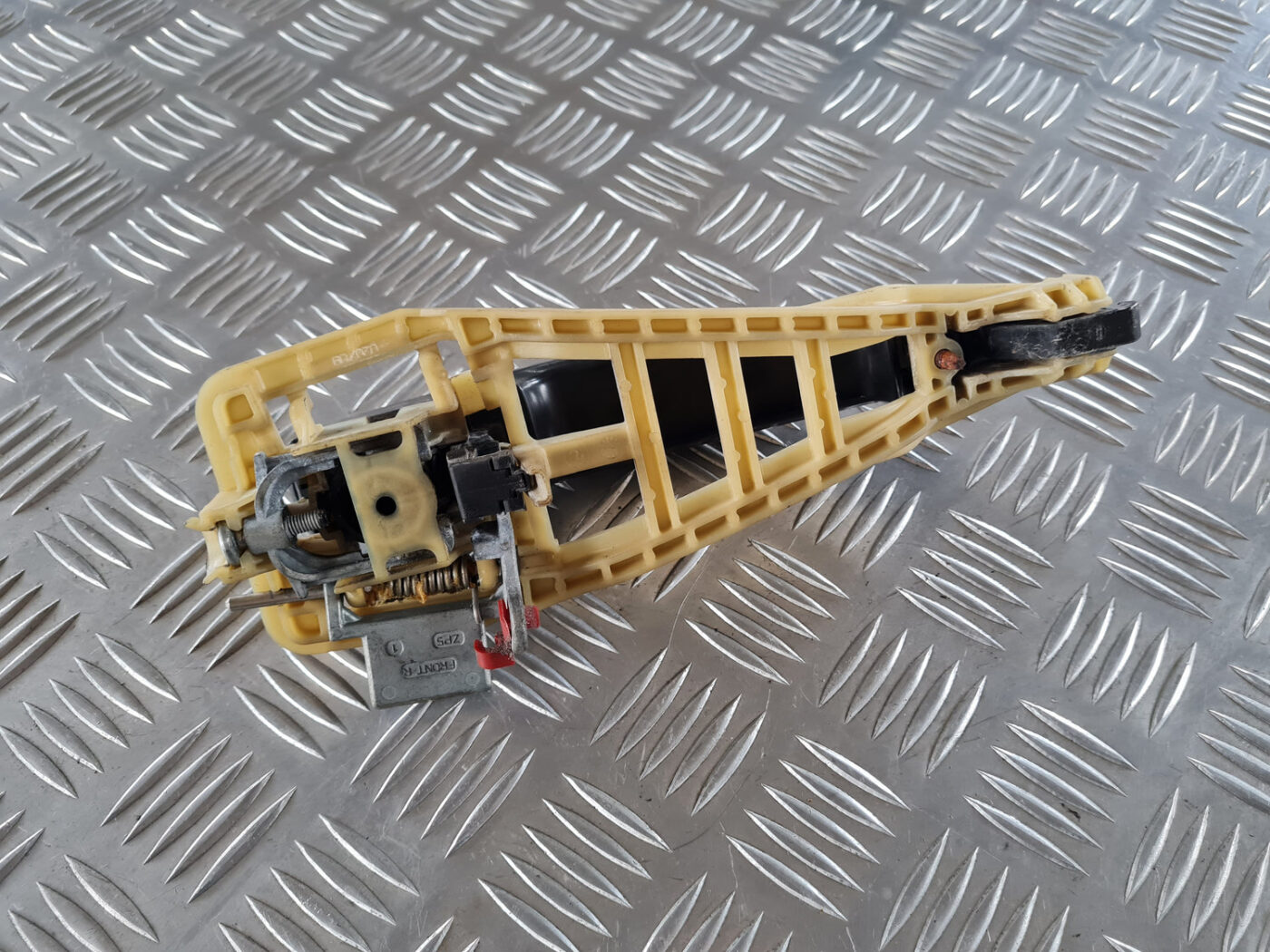 Priekšējāis labais durvju rokturis priekš SAAB 9-3 2009