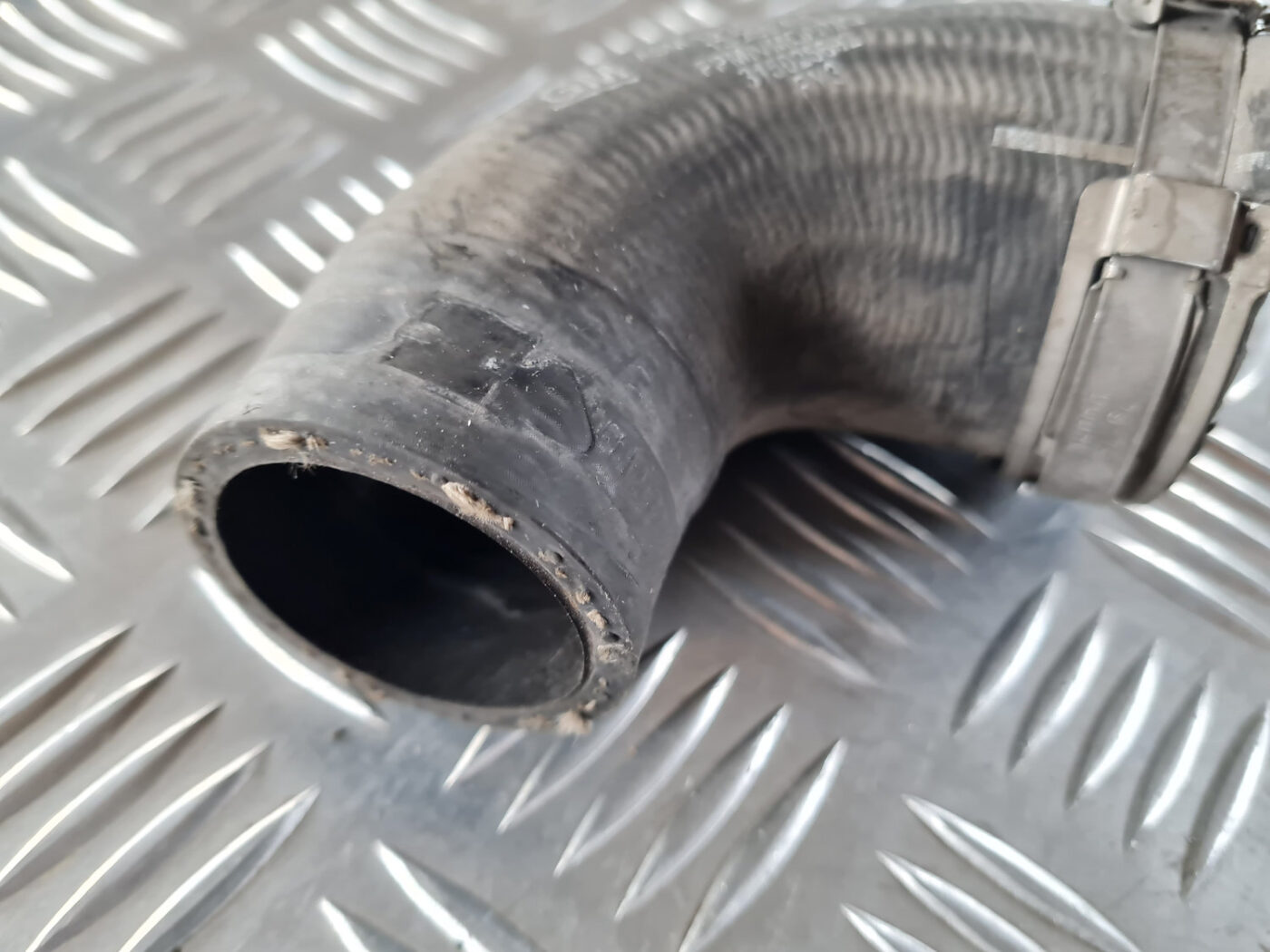 Interkulera caurule priekš SAAB 9-3 2009 4 Interkulera caurule priekš SAAB 9-3 2009