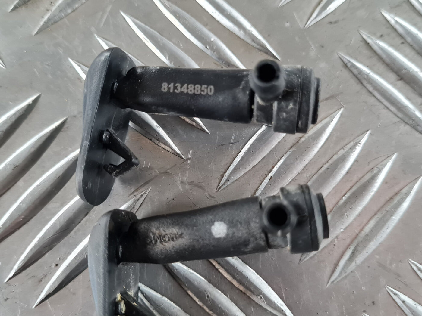 Vējstikla mazgāšanas šķidruma sprausla priekš SAAB 9-3 2009