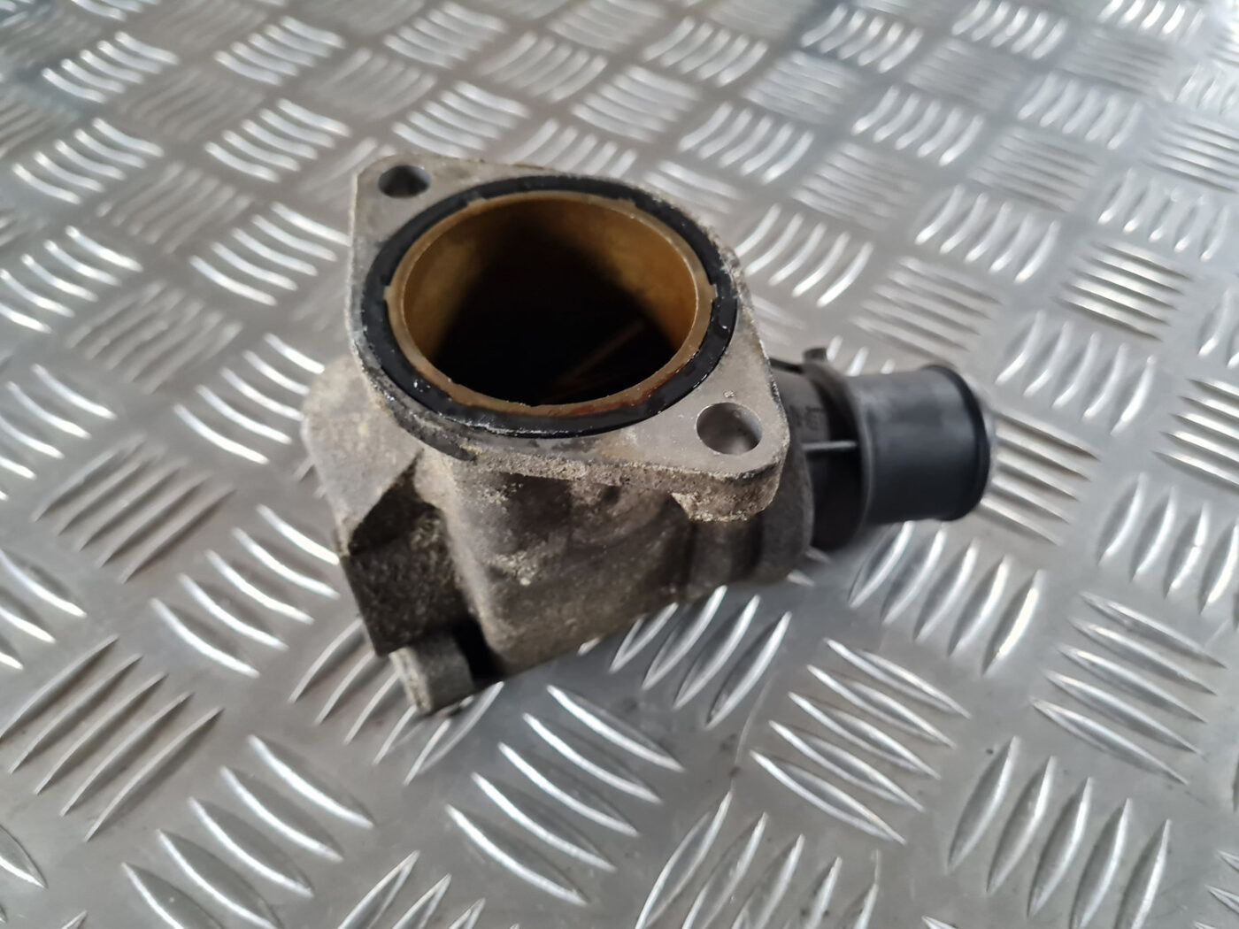 Termostata korpuss priekš SAAB 9-3 2009 5 Termostata korpuss priekš SAAB 9-3 2009