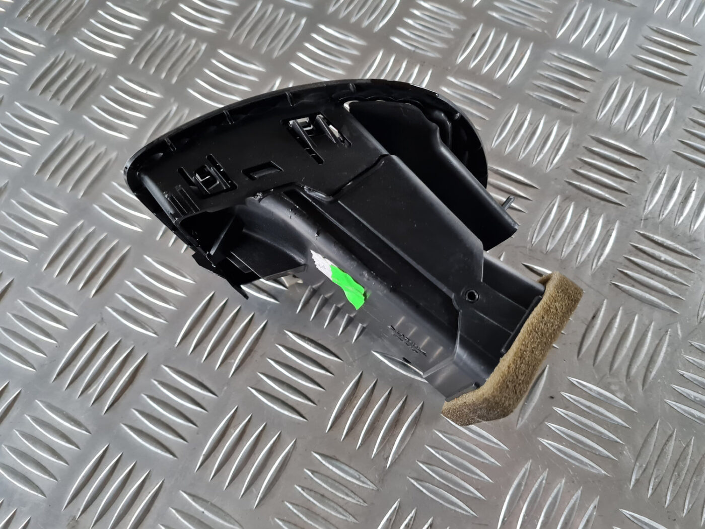 Mērinstrumentu paneļa gaisa vads, pa labi priekš SAAB 9-3 2009 2 Mērinstrumentu paneļa gaisa vads, pa labi priekš SAAB 9-3 2009