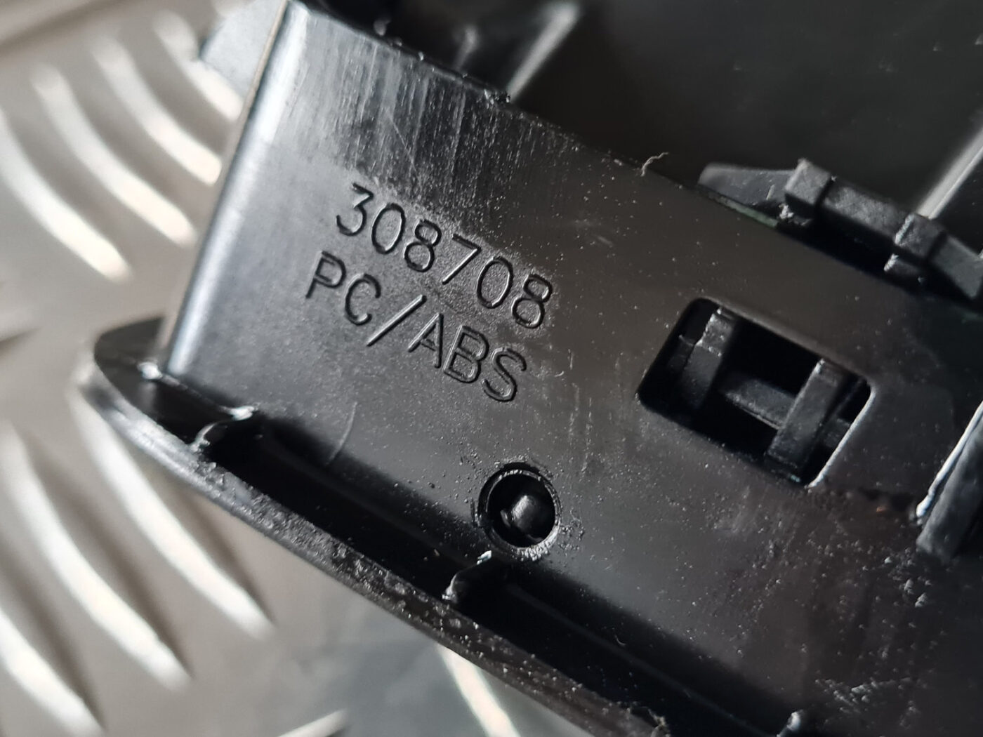 Mērinstrumentu paneļa gaisa vads, pa labi priekš SAAB 9-3 2009 3 Mērinstrumentu paneļa gaisa vads, pa labi priekš SAAB 9-3 2009