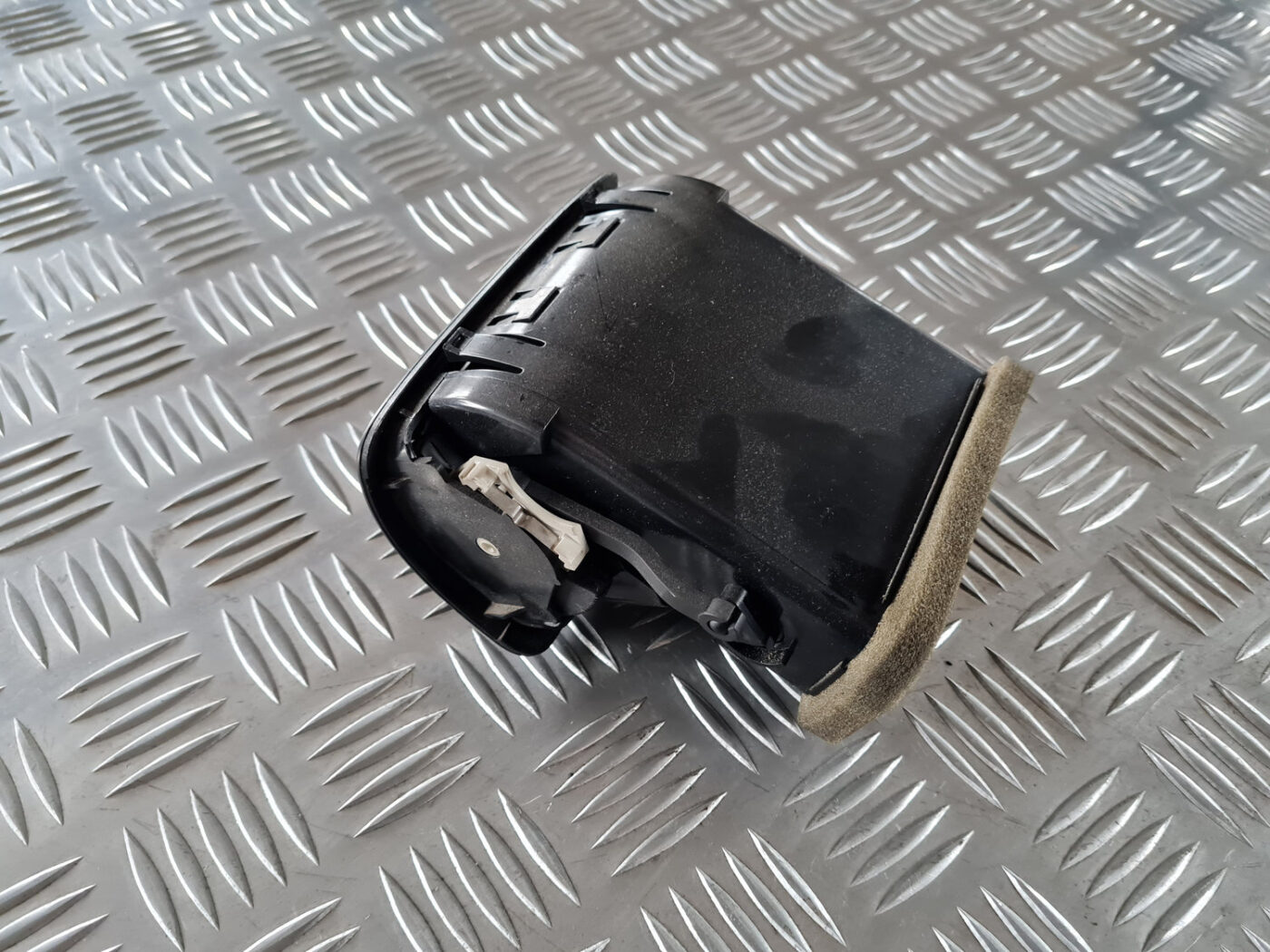 Centrālās konsoles gaisa vads priekš SAAB 9-3 2009 2 Centrālās konsoles gaisa vads priekš SAAB 9-3 2009