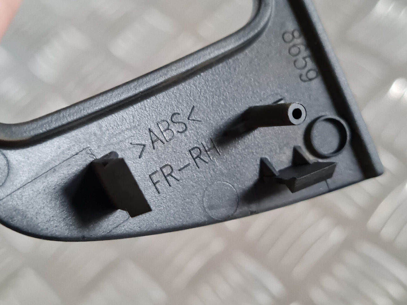 Durvju rokturu apdares uzlika (salonā) priekš TOYOTA AVENSIS 2007 UNIVERSAL 3 Durvju rokturu apdares uzlika (salonā) priekš TOYOTA AVENSIS 2007 UNIVERSAL